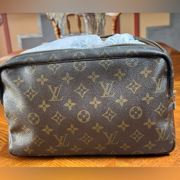 Louis Vuitton clutch or toiletries bag authentic used - Picture 1 of 7